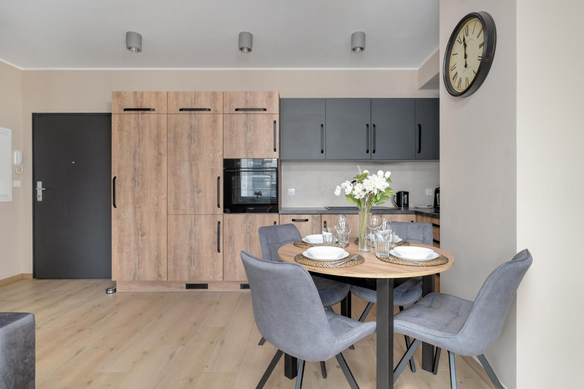 Cosy And Bright Apartment With Parking In Poznan By Noclegi Renters Eksteriør bilde