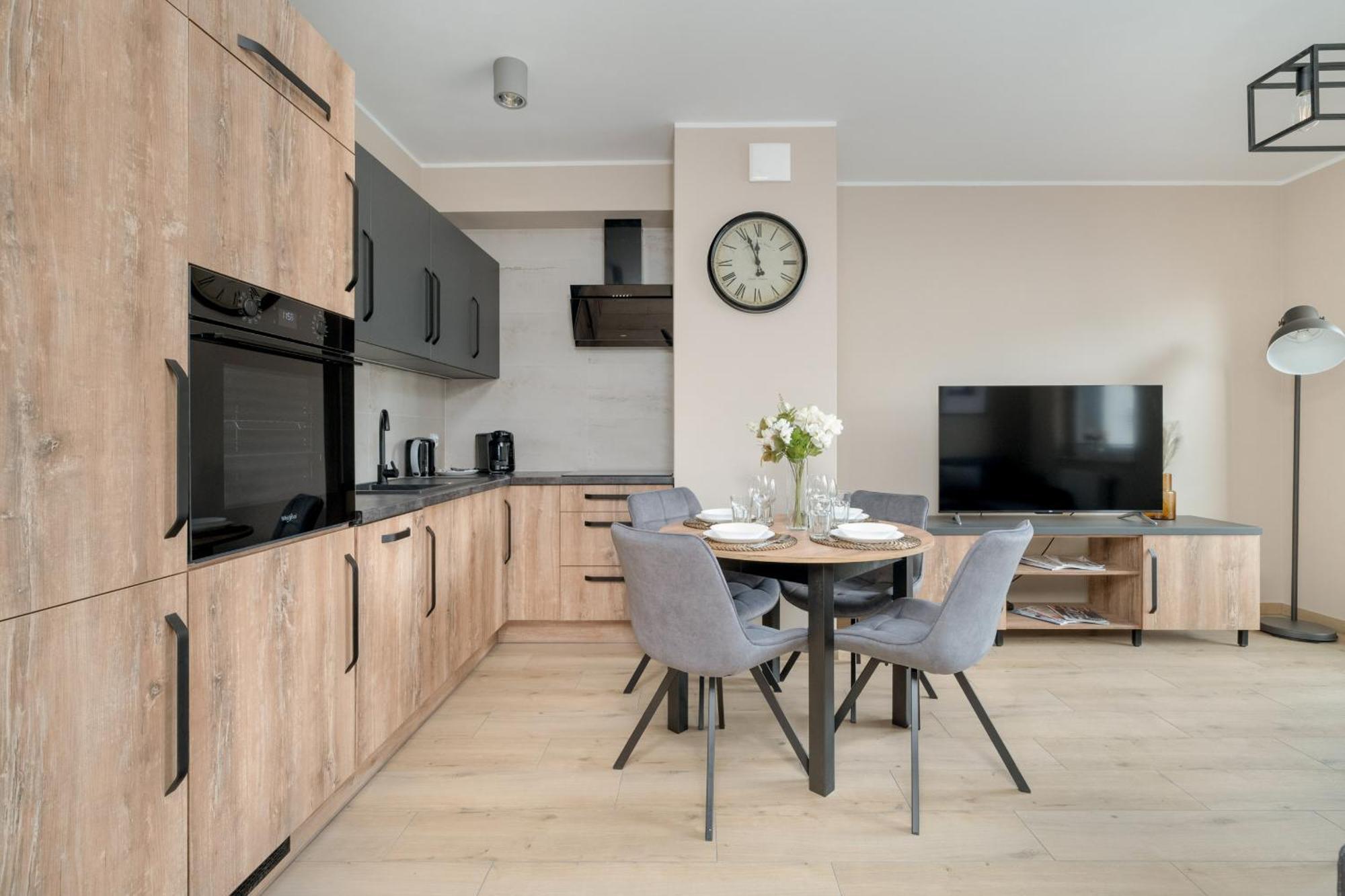 Cosy And Bright Apartment With Parking In Poznan By Noclegi Renters Eksteriør bilde